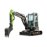 Minikoparka gąsienicowa Zoomlion ZE27GU z łyżką i lemieszem, widok boczny na białym tle