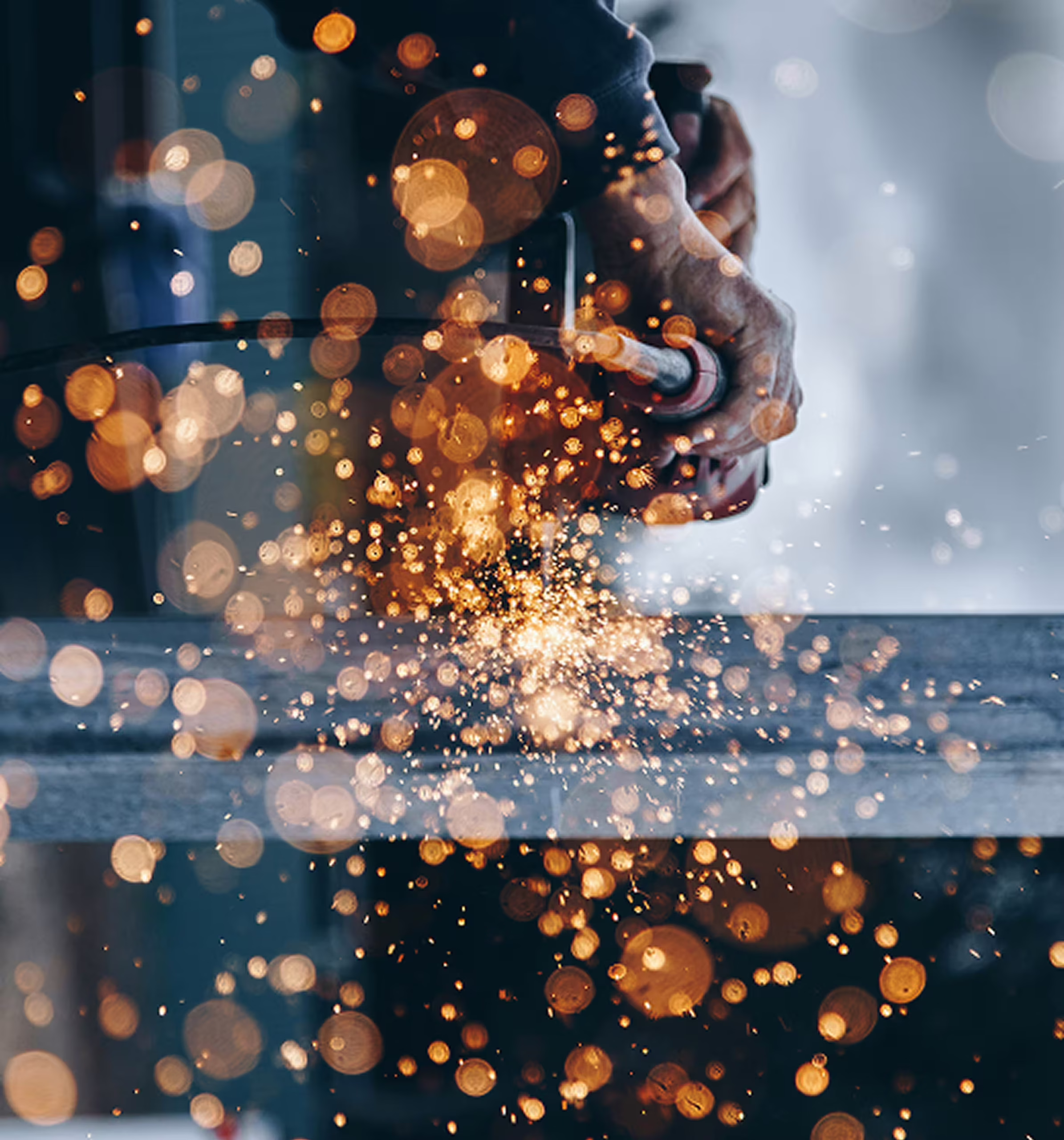 Szlifowanie elementu stalowego z intensywnymi iskrami podczas obróbki metalu