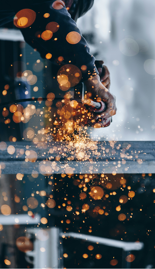 Szlifowanie elementu stalowego z intensywnymi iskrami podczas obróbki metalu